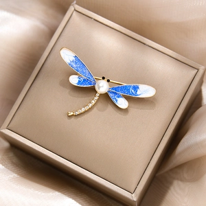 Detail einer Libellen-Brosche mit blauer Emaille, Perle und glitzernden Strasssteinen