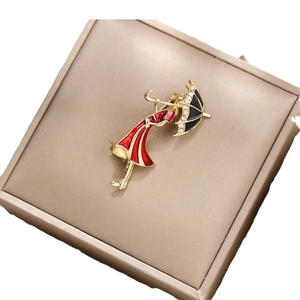 Broche dame élégante avec parapluie en émail rouge et strass brillants