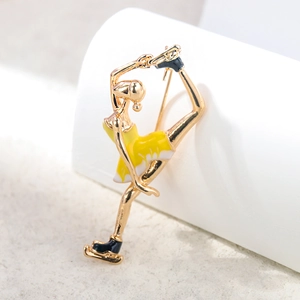 Élégante broche de gymnaste en émail avec base dorée et design de robe jaune