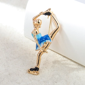 Broche gymnaste dorée avec détails en émail bleu et blanc sur socle blanc épuré