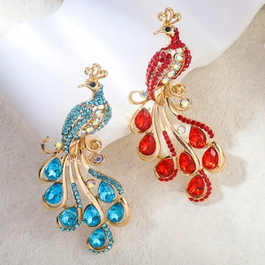 Squisite spille a pavone in rosso e blu con strass e base in lega d'oro elegante