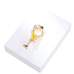 Broche gymnaste élégante en métal doré avec émail jaune et blanc sur socle blanc