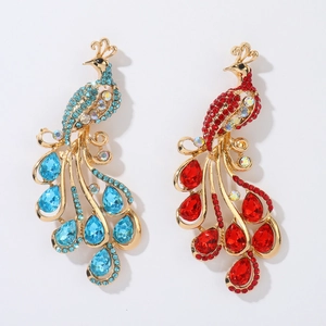 Squisita spilla a pavone con strass scintillanti e cristalli a goccia in blu e rosso