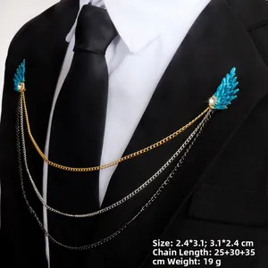 Detail der blauen Flügel-Brosche mit Strasssteinen und dreilagigen Metallketten Gliedern