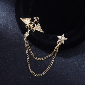 Broche baroque vintage dorée à double chaîne avec étoiles ailées pour costumes d'hommes