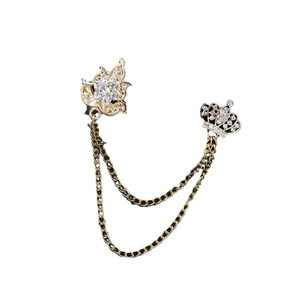 Broche double chaîne feuille d'érable et couronne baroque pour homme en or et strass