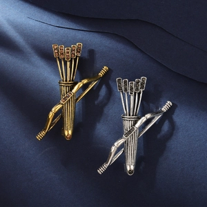 Retro-Bogen und Pfeil-Brosche in Gold und Silber mit Kristallen für Herrenanzüge