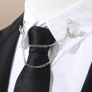 Épingle de col cerf argentée avec double chaîne sur chemise formelle pour costume d'homme