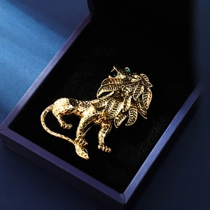 Vintage Gold Plated Alloy Lion Brooch With Rhinestone Eyes Majestic Animal Pin For Suits Coats Antique Style Jewelry Gift