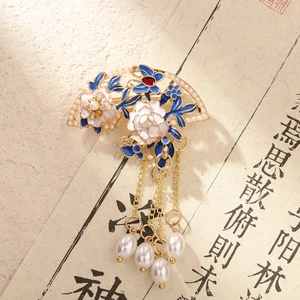 Elegante fächerförmige Brosche mit blauen Blumen, Edelstein und Perlenquasten auf Kalligrafie