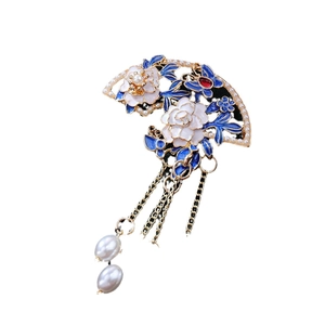 Eleganter fächerförmiger Brosche mit weißen Emaille-Blumen und Perlen-Quasten