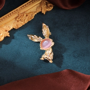 Broche lapin vintage avec pierre œil-de-chat rose et cristaux sur alliage plaqué or
