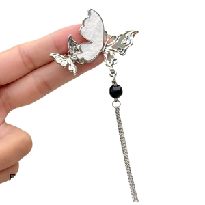 Broche papillon élégante avec nacre et longue chaîne à pompons en argent