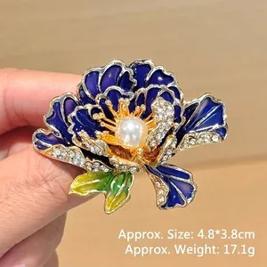 Detailweergave van de blauwe emaille pioenroosbroche met kristallen en parel