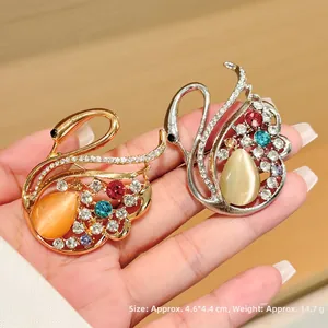 Elegante broche de cisne con cristales y piedra ojo de gato en oro y plata fina