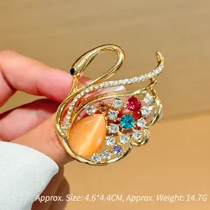 Vista detallada del broche de cisne mostrando dimensiones 4,6x4,4 cm y peso de 14,7 g