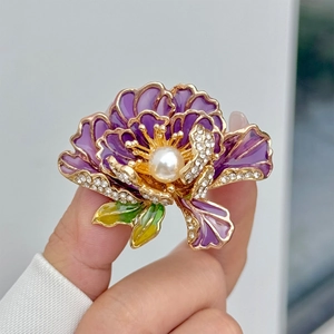 Macro-opname van paarse emaille pioenroos broche met parel en kristal details
