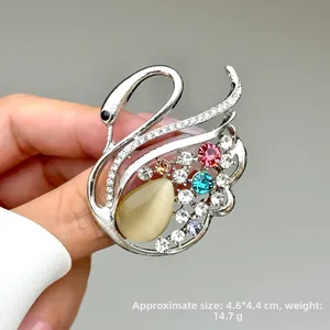 Elegante broche de cisne con cristales multicolores y piedra ojo de gato en aleación plata