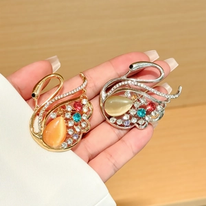 Elegantes broches de cisne en aleación de oro y plata con strass de colores y ojo de gato