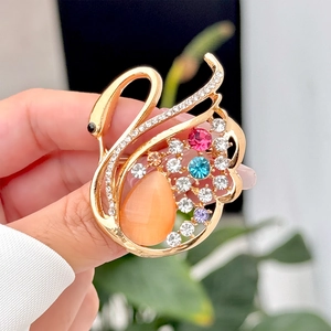 Elegante broche de cisne dorado con diamantes de imitación y piedra de ópalo