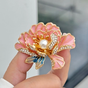 Detail van de pioenroos broche met roze emaille bloemblaadjes, parel en kleine steentjes