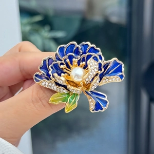 Verfijnde pioenroos broche met blauwe emaille blaadjes, parel en fonkelende kristallen