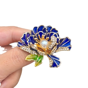 Elegante gouden pioenroos bloem speldje met blauwe blaadjes, parels en kristallen