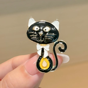 Broche chat noir en émail avec nœud papillon blanc pour accessoire de costume