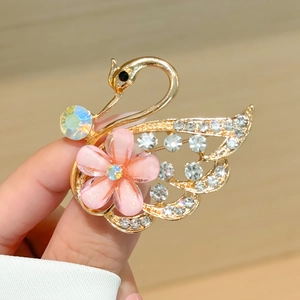 Broche de cisne retro con flor rosa y cristales en aleación bañada en oro, vista principal