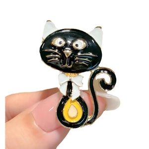 Mignonne broche chat en émail noir avec nœud blanc et détails jaunes à la main