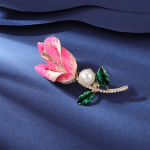 Squisita spilla a rosa in smalto rosa con perla bianca e strass su tessuto blu