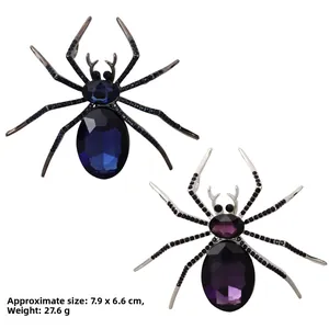 Dettaglio di spille a ragno vintage con cristalli e gemme preziose blu e viola di alta classe