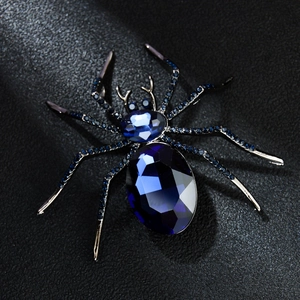 Dettaglio spilla a forma di ragno con cristalli blu profondo e strass pavé scintillanti