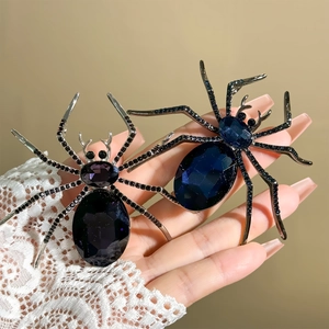 Spilla vintage a ragno con grandi cristalli e pavé di diamanti per outfit di Halloween