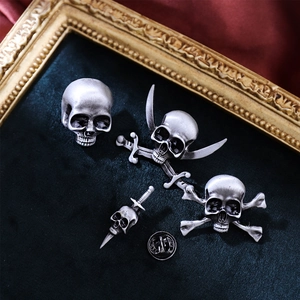 Ensemble de quatre broches tête de mort vintage en argent antique et strass brillants