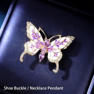 Pendentif papillon rose et violet pour chaussures avec strass sur boîte à bijoux bleue
