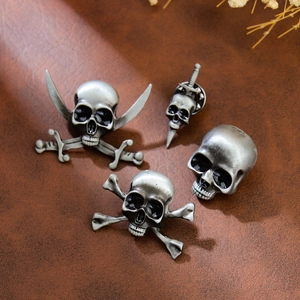 Lot de broches crâne en argent vieilli avec motifs de pirate et style gothique