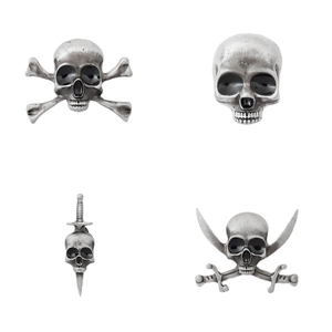 Lot de quatre broches tête de mort en argent vintage avec os croisés et épées de pirate