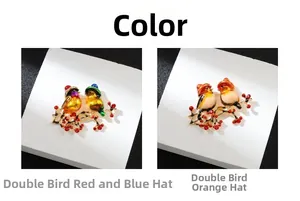 Vue détaillée de deux broches oiseaux en émail sur branche avec strass colorés