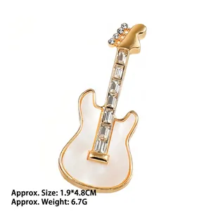 Élégante broche guitare plaquée or avec incrustation de nacre et cristaux de zircon