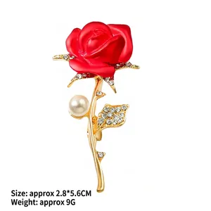 Eleganter roter Rosen-Brosche mit Goldblättern, weißen Strasssteinen und Perlenakzent