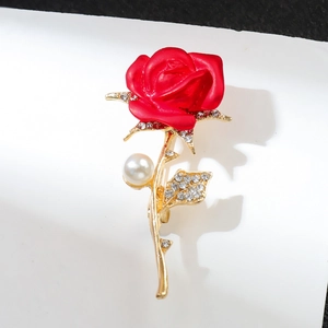 Eleganter roter Rosen-Brosche mit goldenem Stiel, Kristallen und weißem Perlendetail
