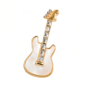 Broche guitare dorée élégante avec corps en émail blanc et cristaux scintillants