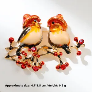 Détail de la broche oiseau coloré avec baies rouges et dimensions du produit