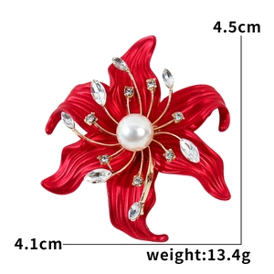 Detailansicht der roten Rosenbrosche mit Maßen 4,5cm x 4,1cm und Kristallakzenten