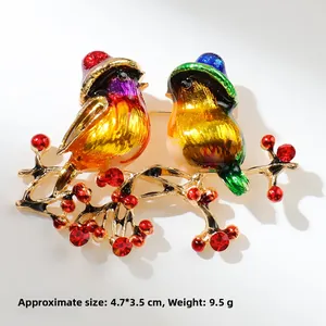 Détail de la broche oiseau en émail coloré avec dimensions 4,7x3,5 cm et poids 9,5 g