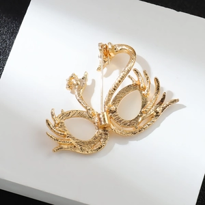 Elegant gold zinc alloy swan brooch featuring a heart-shaped design with a secure pin back