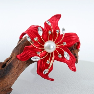 Eleganter roter Blumen-Anstecknadel mit Perle und Kristallen auf Naturholz