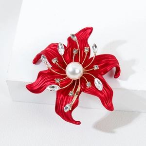 Eleganter roter Lilien-Brosche mit weißer Perle und funkelnden Zirkonia-Steinen besetzt