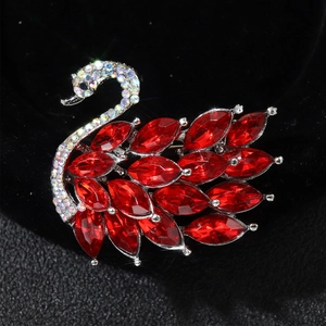 Elegante broche de cisne con cristales marquise rojos y pedrería iridiscente